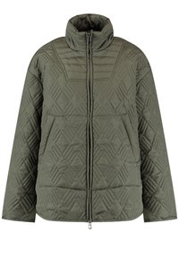 Giacca trapuntata verde oliva con colletto alto, chiusura frontale a zip e due tasche laterali; presenta motivi di cucitura geometrici.