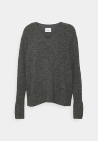 Gray, v-neck knit sweater with long sleeves, ribbed cuffs, and hem. Textured fabric with a slightly loose fit.标签。