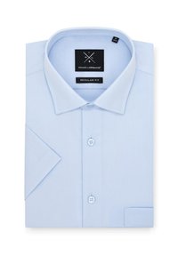 Jasnoniebieska koszula z krótkim rękawem, zapinana na guziki, o klasycznym kroju, z kołnierzykiem, dwoma guzikami i detalem obszycia przy mankietach. Widoczna metka.