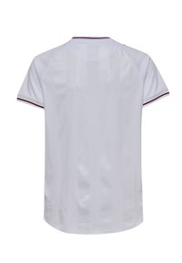 Vit sporttröja med kort ärm, vertikala ränder, rund halsringning med kontrasterande vinröd kant och normal passform.