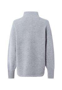 Weicher grauer Pullover mit hohem Kragen, gerippter Textur, überschnittenen Schultern und gerippten Bündchen. Einfaches, pulloverähnliches Design ohne zusätzliche Verzierungen.