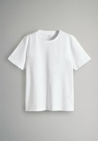 Bílý bavlněný tričko s krátkým rukávem, kulatým výstřihem a bez viditelných vzorů nebo ozdob. Jednoduchý design na šedém pozadí.