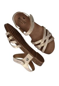 Lichtbeige sandaaltjes met bandjes, voorzien van kurken zolen, rubberen loopzolen en "Mustang True Denim" branding op de binnenzolen en bandjes.