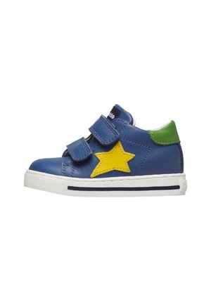 Scarpa da ginnastica blu per bambini con due cinturini in Velcro, stella gialla sul lato, tallone verde e suola bianca con striscia blu scuro.