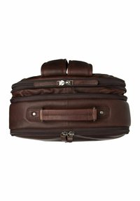 Sac en cuir marron avec deux poignées supérieures, deux zips et une texture lisse. Il présente une base plate et des détails de couture subtils.