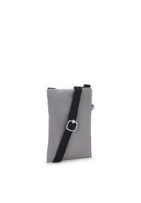 Šedá nylonová crossbody taška obdélníkového tvaru, s nastavitelným černým popruhem a stříbrně zbarvenými kovovými akcenty. Hladký povrch.