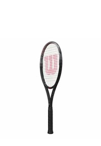 Zwarte tennisracket met een ovale kop, wit snaarpatroon en een rood logo. Voorzien van een gestructureerde zwarte grip.