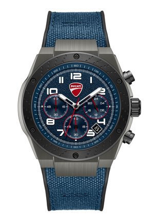 Kronografska ura z modrim teksturiranim številčnico, belimi številkami, rdečimi poudarki, tremi podštevilčnicami, datumskim okencem ob 4. uri in modrim platnenim paščkom.