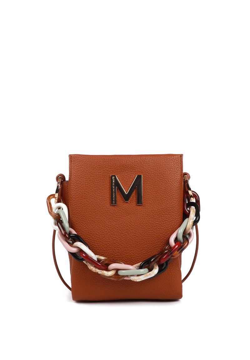 Hnědá kožená crossbody taška s texturovaným povrchem, která má dekorativní vícebarevný řetězový popruh a na přední straně je vyražené logo "M".