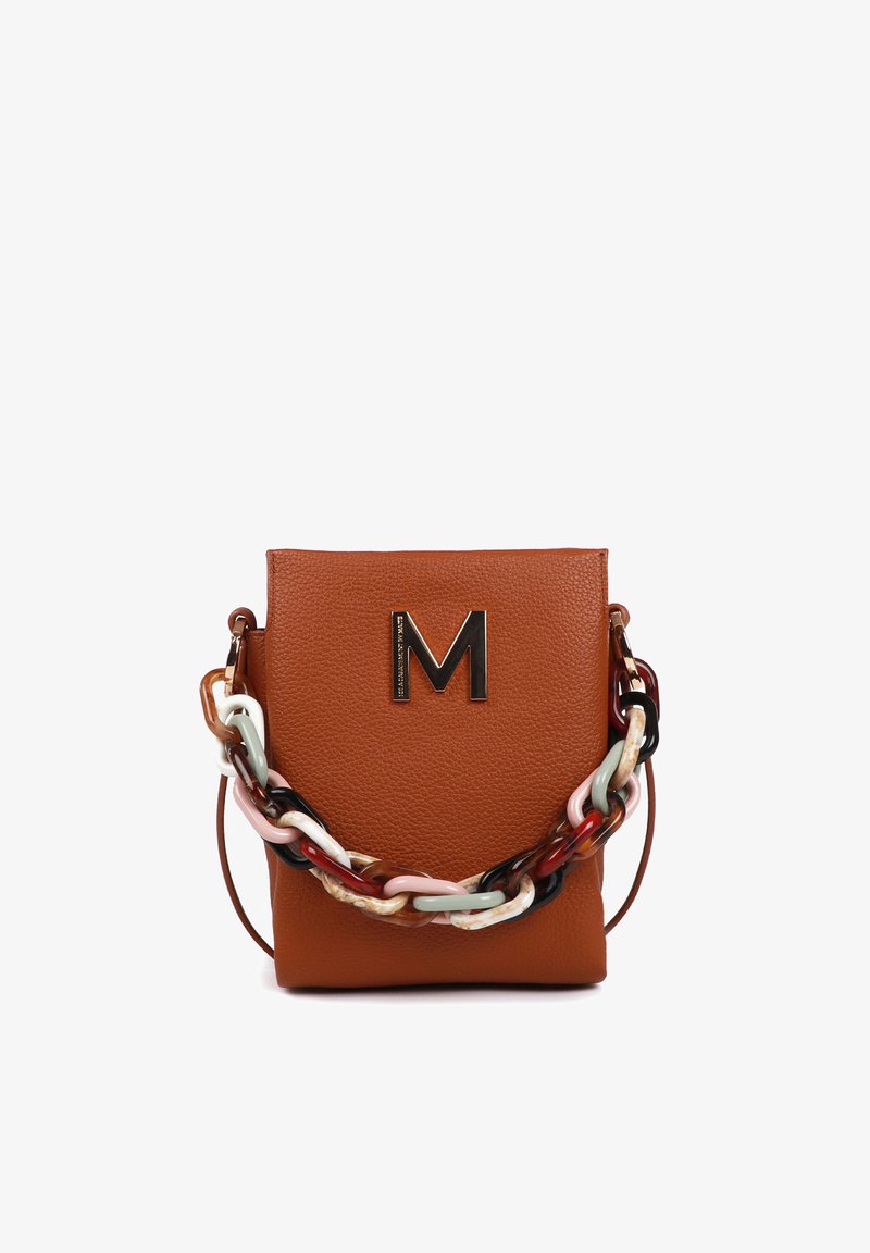 Braune Leder-Crossbody-Tasche mit strukturierter Oberfläche, ausgestattet mit einem dekorativen, mehrfarbigen Kettenriemen und einem geprägten "M"-Logo auf der Vorderseite.