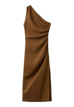 Brązowa sukienka midi na jedno ramię z marszczeniami po bokach i lekko luźnym fasonem.