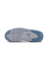 Weiße Sneaker-Sohle mit hellblauen Akzenten. Verfügt über komplexe Traktionsmuster, abgerundete Kanten und ein auffälliges Logo. Glatte Textur.