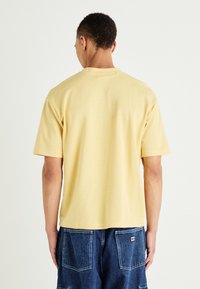 Selected Homme SLHLOOSEOSCAR O-NECK  - Paprasti marškinėliai - sahara sun