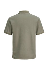 Πόλο μπλούζα σε ελιά πράσινο χρώμα με υφή υφάσματος, εμφανίζεται από πίσω με διπλωμένο γιακά και μανίκια με περιλαίμια.