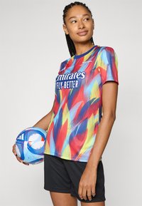 adidas Performance ARSENAL FC PREMATCH JERSEY WOMEN - Klupska odjeća - victory blue/pure ruby/bright yellow/bright cyan
