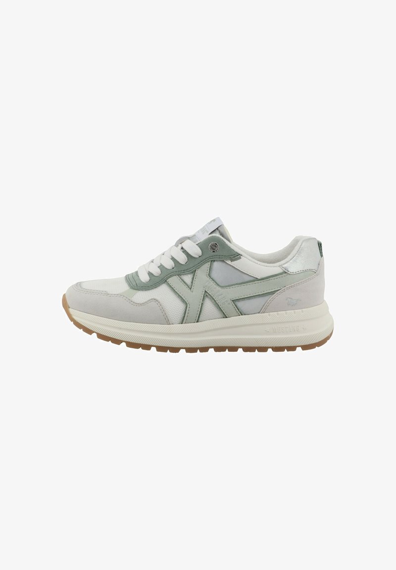 Baskets blanches et gris clair avec des accents verts, en mesh et daim, lacets blancs et semelle en caoutchouc beige, vues de côté extérieur.