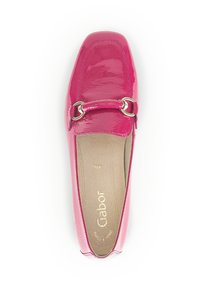Roze gepatineerde leren loafers met een vierkante neus, voorzien van een zilverkleurige gespdetail, zachte binnenvoering en een geperst logo op de binnenzool.