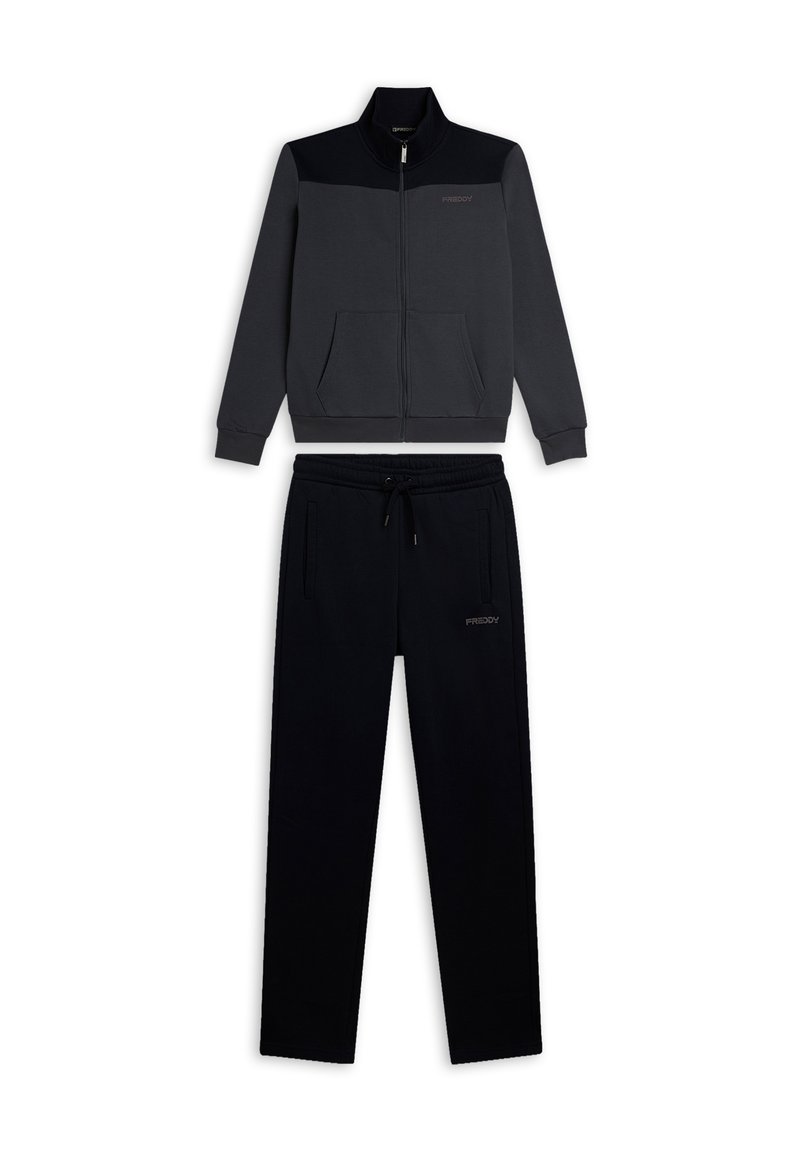 Conjunto de ropa deportiva de dos piezas que incluye una chaqueta con cremallera en gris oscuro con detalles en negro y pantalones negros a juego con cintura ajustable con cordón.