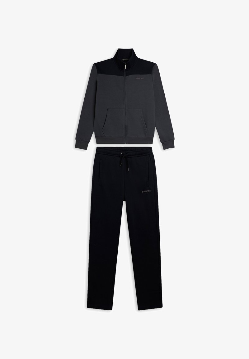 Conjunto de ropa deportiva de dos piezas que incluye una chaqueta con cremallera en gris oscuro con detalles en negro y pantalones negros a juego con cintura ajustable con cordón.