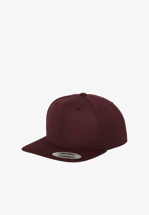 Bordová snapback čiapka s plochým okrajom, texturovanou tkaninou a ventilačnými otvormi. Obsahuje nášivku s logom na prednej strane pre identifikáciu značky.