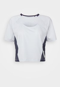 Vit kortärmad sporttopp med mesh-textur, marinblå sidopaneler och en cirkulär utskärning under halsringningen, designad för luftgenomsläpplighet.