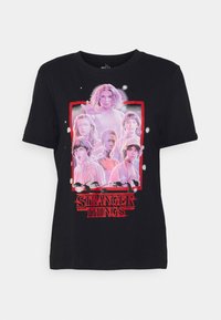 Černé bavlněné tričko s barevným grafickým motivem několika postav ze "Stranger Things" s červeným okrajem a bílými akcenty.