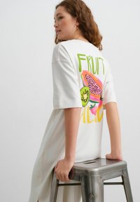 Next REGULAR FIT - SHORT SLEEVE CREW NECK BACK GRAPHIC MIDI - Haljina od žerseja - off white cream fruit graphic