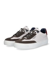 Sneakers bianchi con accenti in suede marrone, caratterizzati da una punta tonda, una robusta suola bianca e lacci scuri. Marchio visibile sul lato e sulla linguetta.