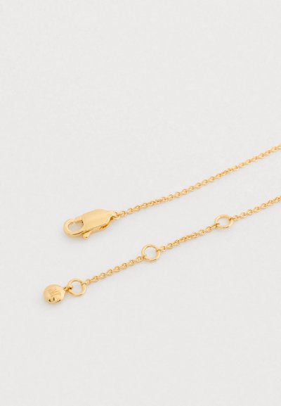 Colier de culoare aurie cu închizătoare tip lacăt, împreună cu un lanț delicat care include mici verigi circulare și un pandantiv rotund.