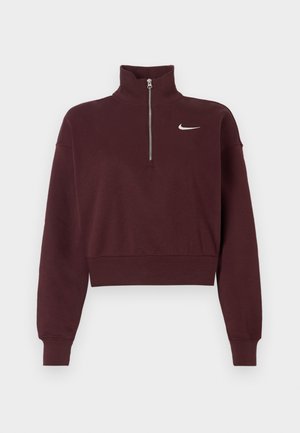 Puleră Nike maroon, scurtă, cu mâneci lungi, manșete ribbate, guler înalt, fermoar la sfert și logo-ul alb Swoosh pe pieptul stâng.