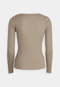 Pull beige côtelé à manches longues avec une coupe ajustée et un col bateau, vu de dos sur un fond blanc.