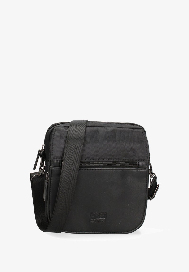 Borsa a tracolla nera in nylon morbido, con una tasca frontale con zip, tracolla regolabile e dettaglio del logo impresso nella parte anteriore inferiore.