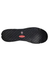 Čierna gumová podrážka s textúrovaným vzorom, na ktorej sa nachádza centrálne logo a červený nápis "SKECHERS SLIP RESISTANT". Štyri čierne protišmykové hroty.