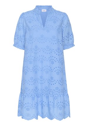 Vaaleansininen mekko, jossa on frillikaulus, lyhyet puffihihat ja silkkikuviointia, kerroksellinen helma ja aallotetut reunat.