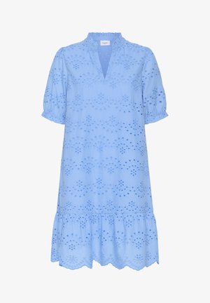 Lyseblå kjole med en bølget krave, korte puffærmer og hulbroderi, samt en tiered kant med bølgede kanter.