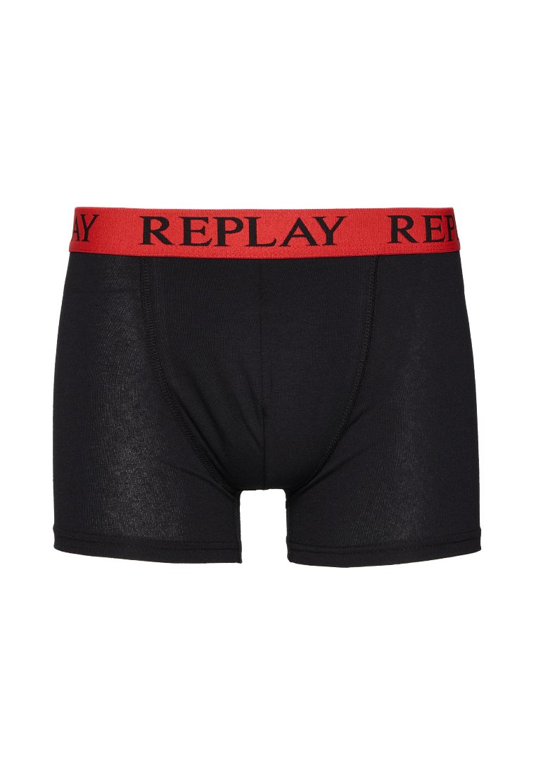Schwarze Herren-Boxershorts mit einem breiten roten Bund, auf dem der Markenname "REPLAY" in schwarzen Buchstaben steht.