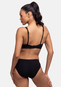 Melnā ribota bikini komplekts ar regulējamiem siksniņām un aizdari aizmugurē. Augsta vidukļa apakšdaļa ar gludu tekstūru un smalku noformējumu.