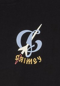 Camiseta de algodón negra con un gráfico azul de una letra "C" estilizada entrelazada con una flecha y la inscripción amarilla "CLAIMED."