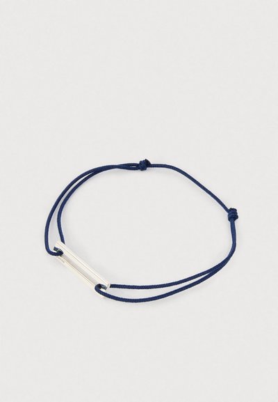 Tumesinine reguleeritav nööride käevõru, mille kaudu on läbipõimitud sihvakas ristkülikukujuline hõbedane metallibaari otsad.