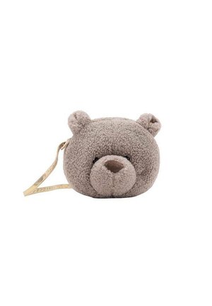 Pochette en forme d'ours en peluche douce beige, avec des traits arrondis, de petites oreilles et un museau marron foncé. Comprend une sangle jaune.