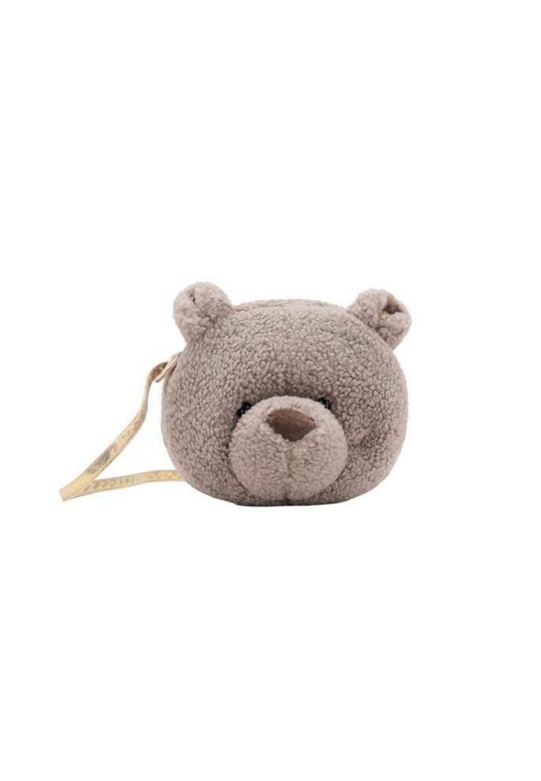 Pouch a forma di orso imbottito in morbido peluche beige, con caratteristiche arrotondate, piccole orecchie e un muso marrone scuro. Include una tracolla gialla.