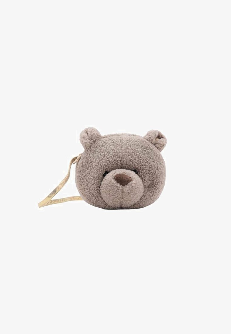Pouch a forma di orso imbottito in morbido peluche beige, con caratteristiche arrotondate, piccole orecchie e un muso marrone scuro. Include una tracolla gialla.