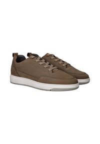 Bruine leren sneakers met textuurpanelen, ronde neus en contrasterende witte rubberen zool. Heeft een vetersluiting en een trekdoek aan de achterkant.