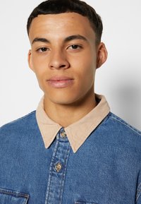 Levi's® RELAXED WESTERN - Cămașă - blue stonewash