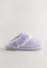 Pantoufle lavande unique avec doublure en fausse fourrure duveteuse et extérieur imitation daim, conçue pour le confort intérieur.