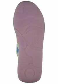 Schuhsohle aus pinkem Gummimaterial, strukturiert für besseren Halt, mit Markenlogo an der Unterseite und einem markanten gewellten Profil für Traktion.