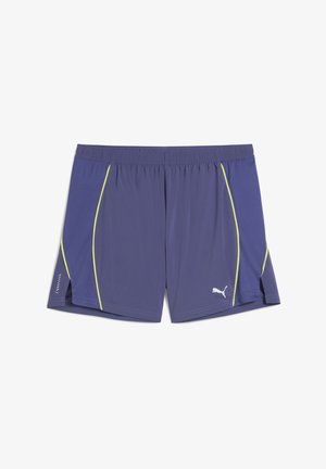 Pantalones cortos atléticos morados con un diseño ligero, que cuentan con acentos laterales en amarillo neón y un logo sutil. La cintura elástica incluye aberturas laterales.