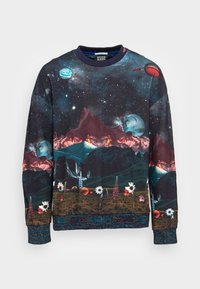 Kleurrijke sweatshirt met een print van een kosmisch landschap met bergen, planeten en bloemen. Het materiaal lijkt zacht en heeft een ronde hals en geribbelde boorden.