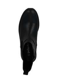 Musta nahkasaapas nilkkapituisena, jossa on sileä pinta, sivuketju, pyöristetty kärki ja teksturoitu pohja. Sisällä brändätty pohjallinen.