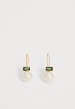 Boucles d'oreilles à attaches en or avec une pierre précieuse verte rectangulaire au-dessus d'une grande perle blanche ronde sur fond blanc.
